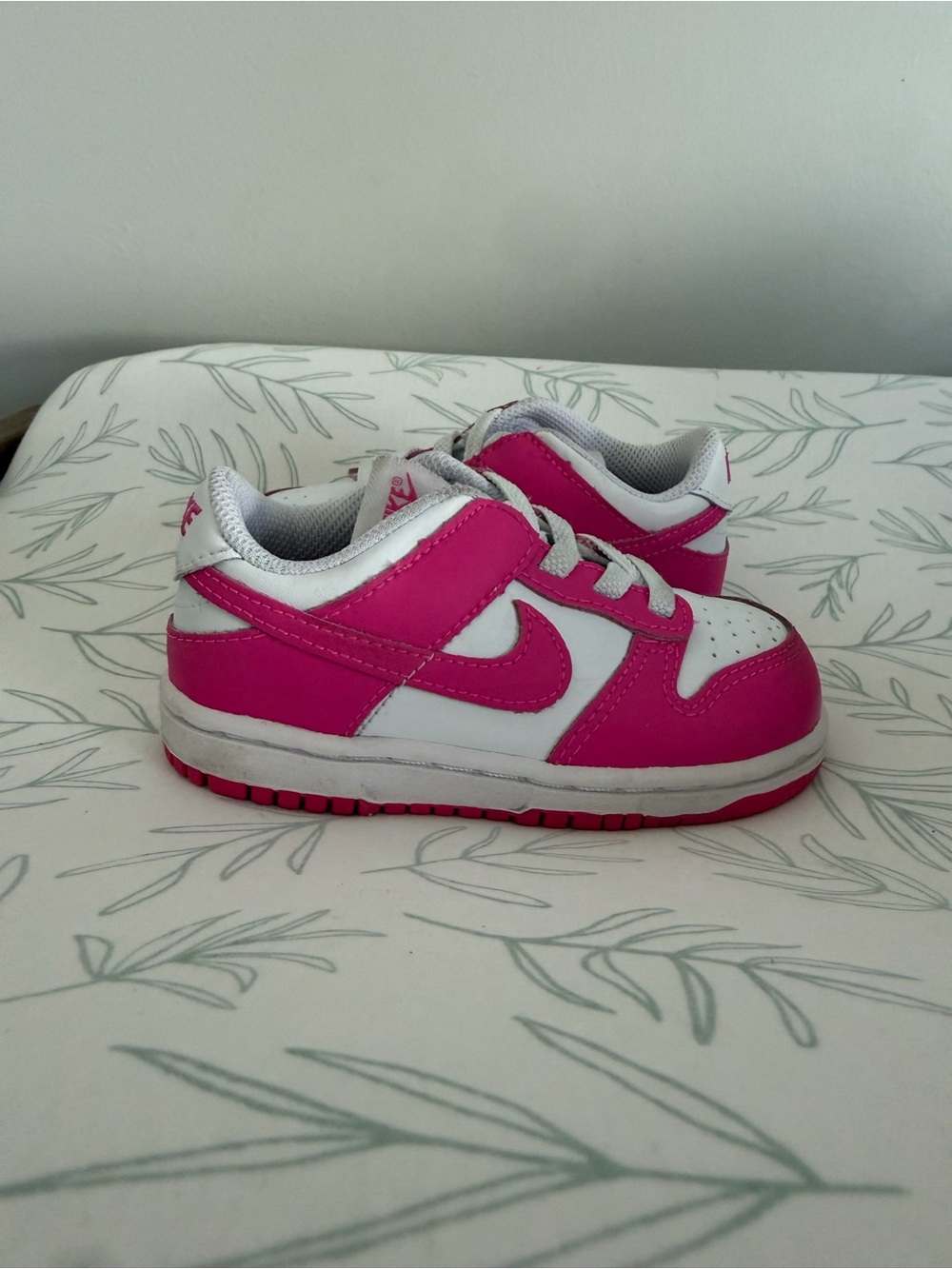 Nike Kids White and Hot Pink Low-Top Sneakers